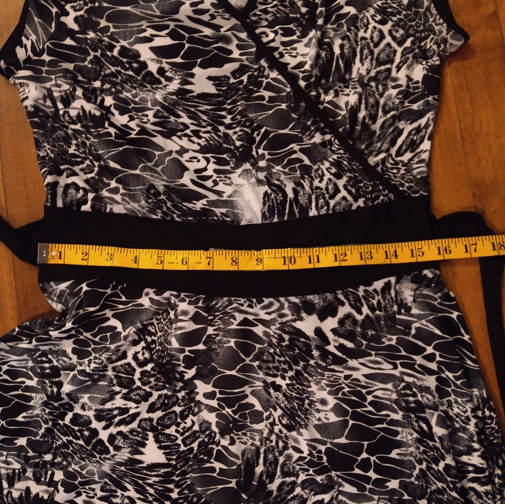 Size S Reina black an white animal print dress - Picture 11 of 16